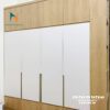 Chiếc tủ gỗ công nghiệp phủ melmanie được thiết kế theo phong cách hiện đại với kệ trang trí góc, tay khoét âm, tủ có 2 tầng, phối màu vàng 388 và màu cánh trắng rất đẹp