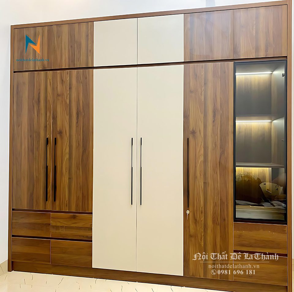 Chiếc tủ áo đẹp hiện đại với 5 cánh gỗ và 1 cánh kính cường lực khung nhôm
