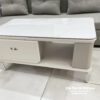 Chiếc bàn sofa tone sáng này phù hợp để đi cùng những bộ sofa da hoặc nỉ màu sáng, chắc chắn sẽ làm toả sáng không gian phòng khách nhà bạn