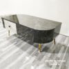 Chiếc bàn trà có thiết kế độc đáo với hình vỏ đỗ xoắn, màu vân đá gây ấn tượng mạnh, kích thước 1m, chất liệu gỗ MDF