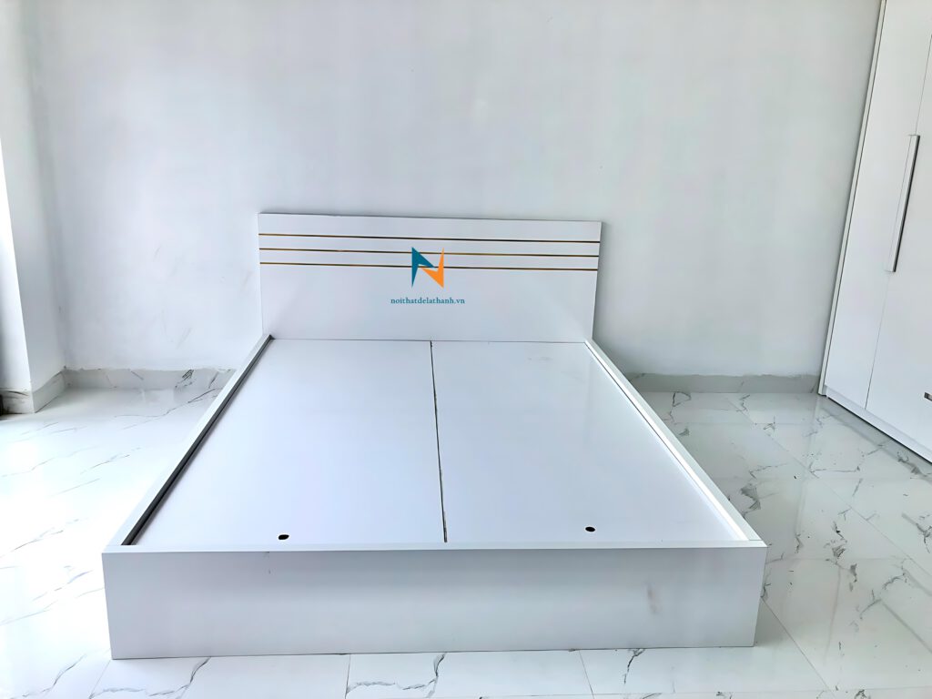 Chiếc giường ngủ giá rẻ 1m6x2m, chất liệu gỗ công nghiệp màu trắng, đầu có 3 kẻ chỉ đồng