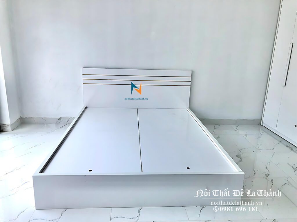 Chiếc giường ngủ giá rẻ 1m6x2m, chất liệu gỗ công nghiệp màu trắng, đầu có 3 kẻ chỉ đồng