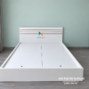 Chiếc giường ngủ giá rẻ 1m6x2m, chất liệu gỗ công nghiệp màu trắng, đầu có 3 kẻ chỉ đồng