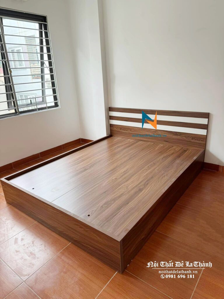 Ảnh chiếc giường gỗ công nghiệp giá rẻ 1m6x2m, màu óc chó 6089, đầu có 2 kẻ trắng