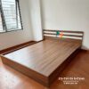 Ảnh chiếc giường gỗ công nghiệp giá rẻ 1m6x2m, màu óc chó 6089, đầu có 2 kẻ trắng