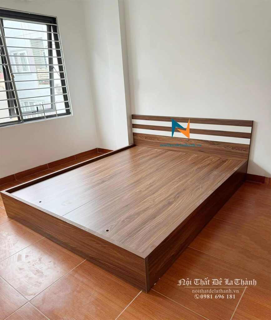 Ảnh chiếc giường gỗ công nghiệp giá rẻ 1m6x2m, màu óc chó 6089, đầu có 2 kẻ trắng
