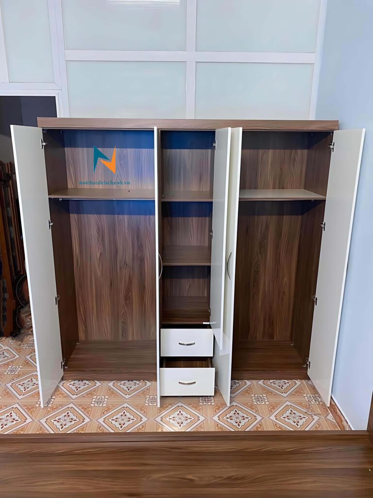Thiết kế bên trong chiếc tủ 2mx2m màu óc chó, cánh màu trắng, với 3 buồng, 2 ngăn kéo
