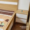 Hình ảnh thực tế chiếc tủ đầu giường trong combo giường tủ giá rẻ, táp có 2 ngăn kéo màu trắng, kích thước 40cm