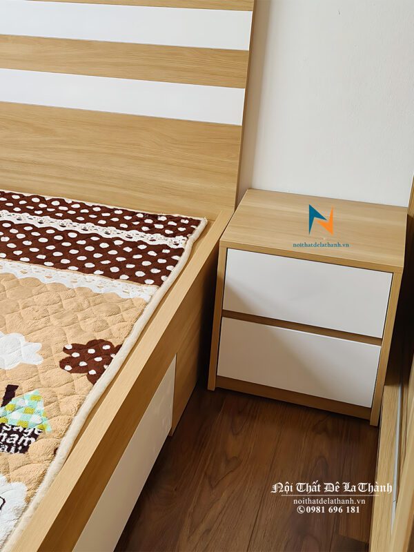 Hình ảnh thực tế chiếc tủ đầu giường trong combo giường tủ giá rẻ, táp có 2 ngăn kéo màu trắng, kích thước 40cm