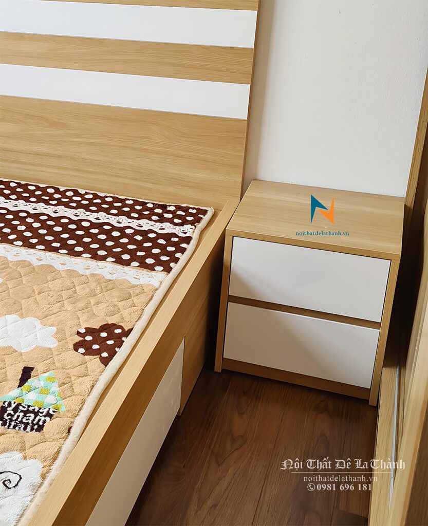 Hình ảnh thực tế chiếc tủ đầu giường trong combo giường tủ giá rẻ, táp có 2 ngăn kéo màu trắng, kích thước 40cm
