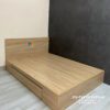 Chiếc giường 1m4x2m phân khúc giá rẻ, màu vàng nhạt, vai trái có 2 ngăn kéo, thiết kế theo phong cách hiện đại