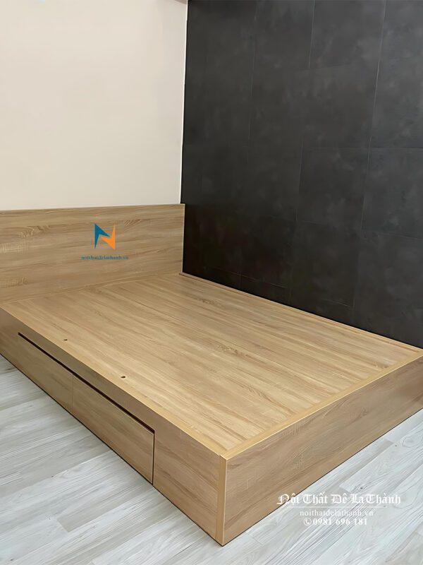 Chiếc giường 1m4x2m phân khúc giá rẻ, màu vàng nhạt, vai trái có 2 ngăn kéo, thiết kế theo phong cách hiện đại