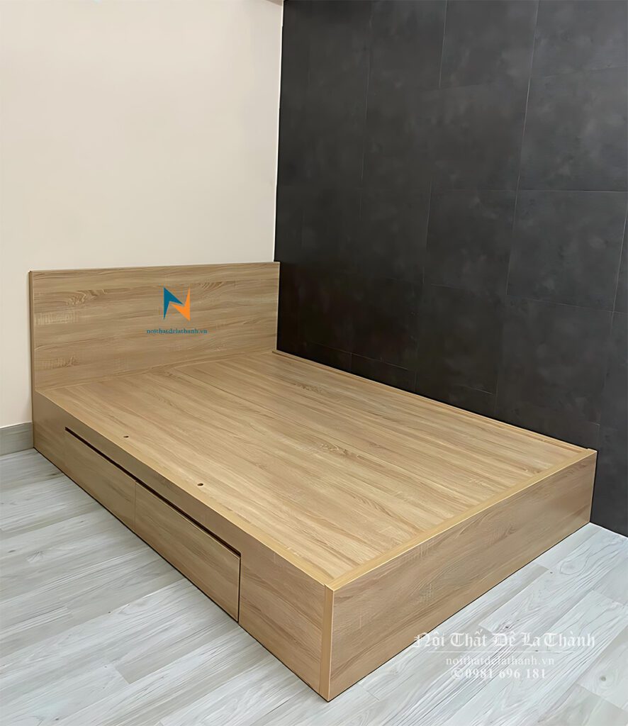 Chiếc giường 1m4x2m phân khúc giá rẻ, màu vàng nhạt, vai trái có 2 ngăn kéo, thiết kế theo phong cách hiện đại