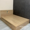 Chiếc giường 1m4x2m phân khúc giá rẻ, màu vàng nhạt, vai trái có 2 ngăn kéo, thiết kế theo phong cách hiện đại