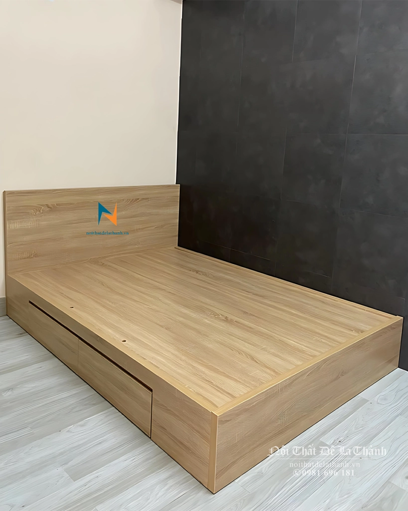 Chiếc giường 1m4x2m phân khúc giá rẻ, màu vàng nhạt, vai trái có 2 ngăn kéo, thiết kế theo phong cách hiện đại