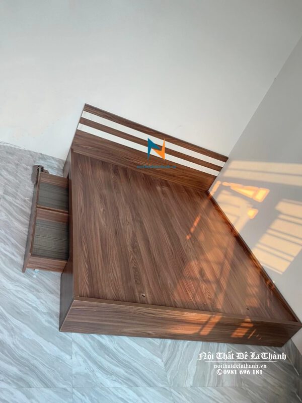 Chiếc giường gỗ công nghiệp hiện đại 1m8x2m, phân khúc giá rẻ, có 2 ngăn kéo tiện dụng