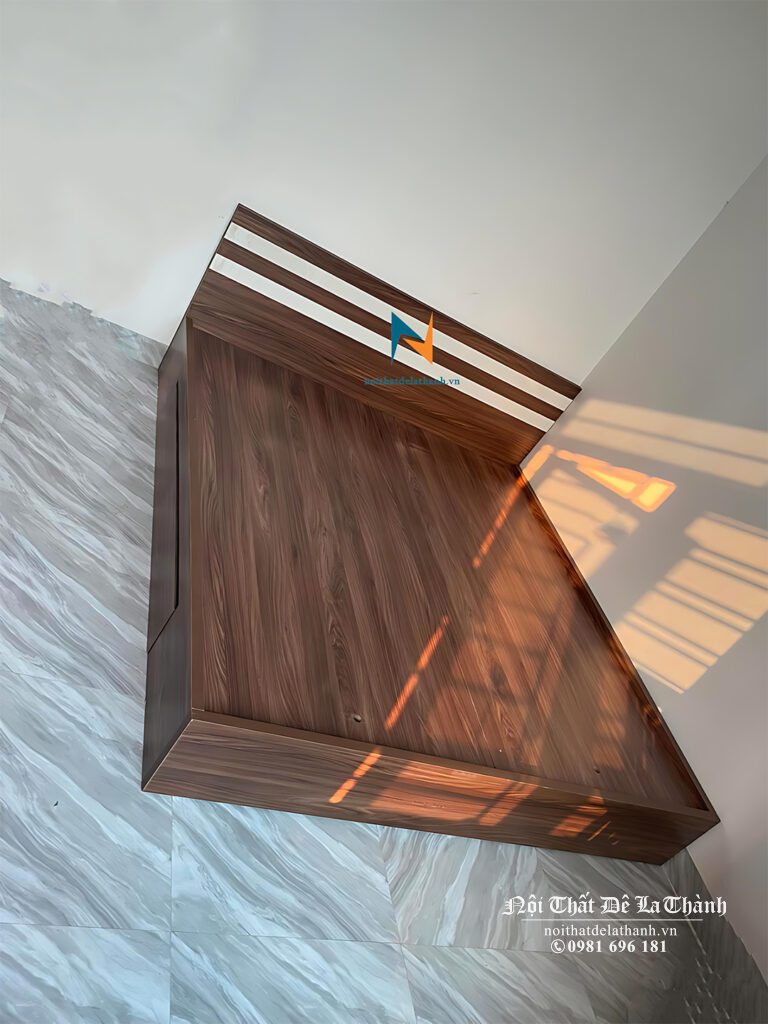 Chiếc giường gỗ hiện đại chất liệu gỗ mdf, kích thước 1m8x2m, màu óc chó, đầu cao có 2 kẻ trắng, có 2 ngăn kéo