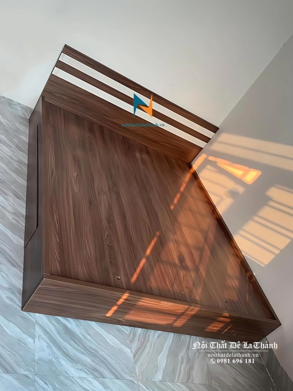 Chiếc giường gỗ hiện đại chất liệu gỗ mdf, kích thước 1m8x2m, màu óc chó, đầu cao có 2 kẻ trắng, có 2 ngăn kéo
