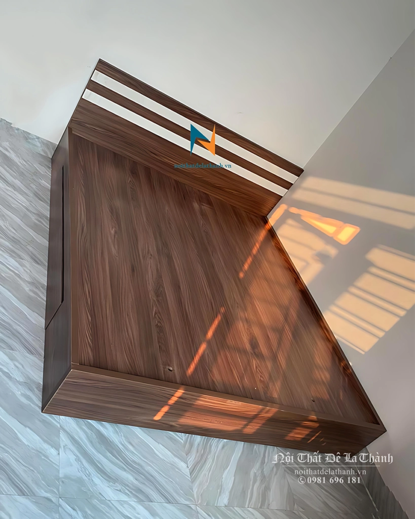 Chiếc giường gỗ hiện đại chất liệu gỗ mdf, kích thước 1m8x2m, màu óc chó, đầu cao có 2 kẻ trắng, có 2 ngăn kéo