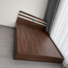 Chiếc giường gỗ hiện đại chất liệu gỗ mdf, kích thước 1m8x2m, màu óc chó, đầu cao có 2 kẻ trắng, có 2 ngăn kéo