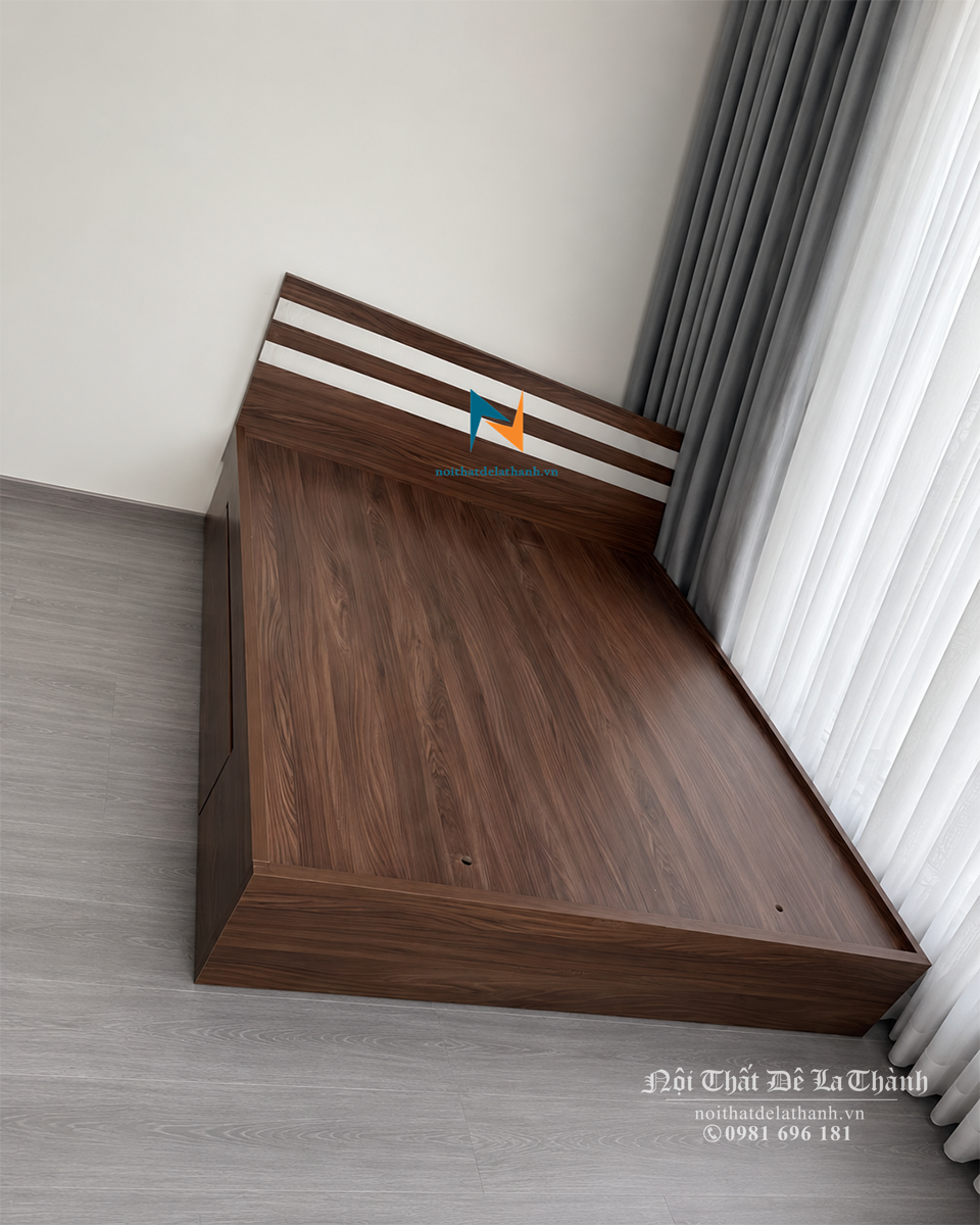 Chiếc giường gỗ hiện đại chất liệu gỗ mdf, kích thước 1m8x2m, màu óc chó, đầu cao có 2 kẻ trắng, có 2 ngăn kéo