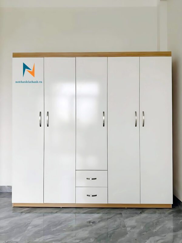Ảnh thực tế chiếc tủ 2mx2m trong combo với 3 buồng, 4 cánh dài, 1 cánh cộc, 2 ngăn kéo, màu 388, cánh màu trắng