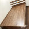 Ảnh chiếc giường giá rẻ màu óc chó 1m2x1m9, đầu có 2 kẻ trắng