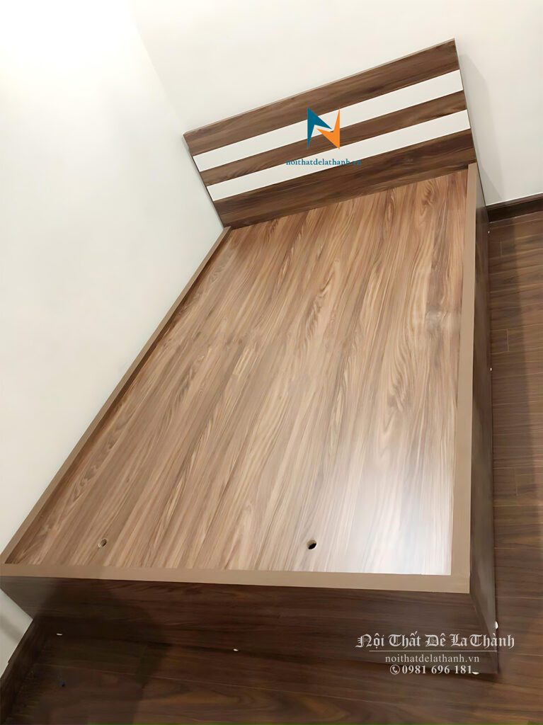 Ảnh chiếc giường giá rẻ màu óc chó 1m2x1m9, đầu có 2 kẻ trắng