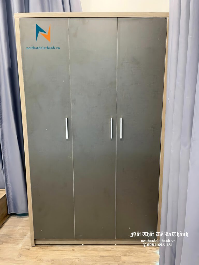 Chiếc tủ 1m2x2m màu gỗ tối pha cánh màu chì trong combo giường tủ gỗ công nghiệp giá rẻ