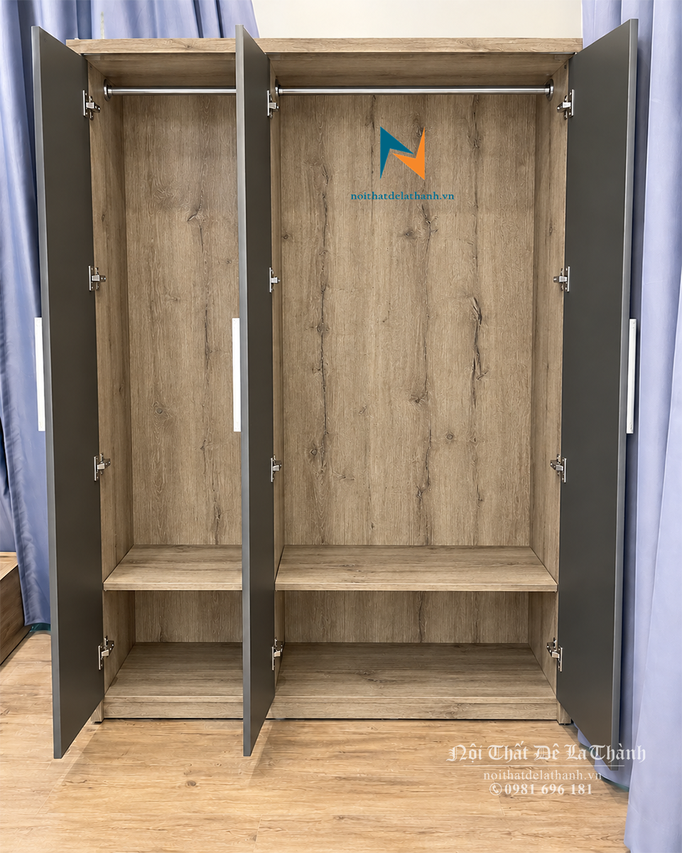 Thiết kế bên trong của chiếc tủ 3 cánh theo phong cách hiện đại tối giảin với bên trên là suốt treo, bên dưới là đợt gỗ