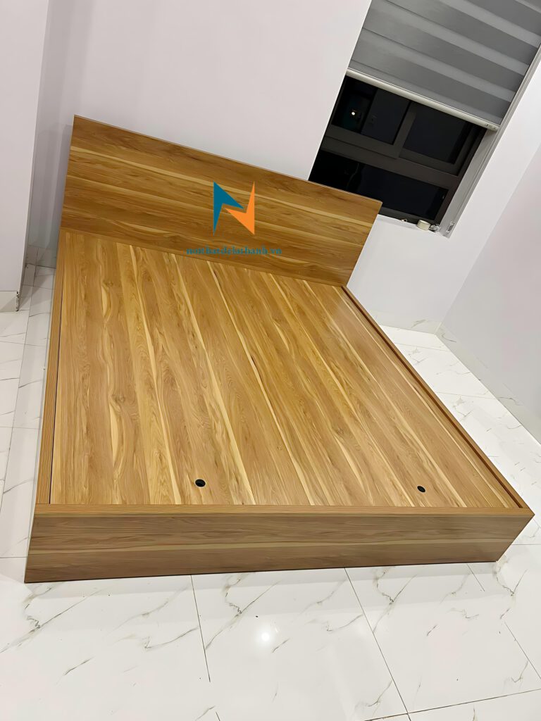 Chiếc  giường 1m6x2m, màu 6161, chất liệu gỗ ép, phong cách hiện đại