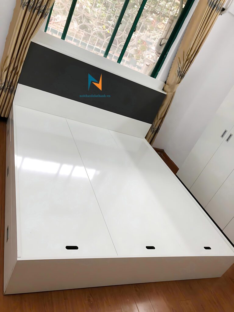Chiếc giường gỗ ép hiện đại màu trắng