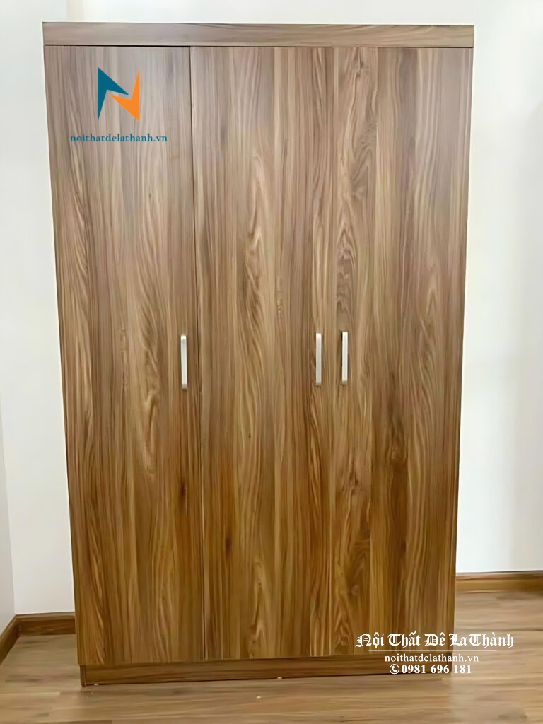 Chiếc tủ áo nhỏ giá rẻ, màu óc chó, kích thước 1m2x2m
