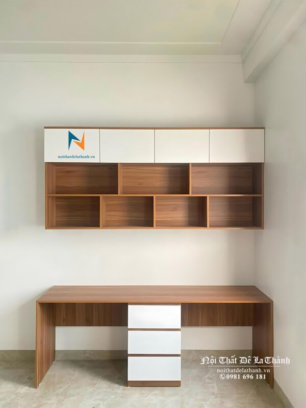 Chiếc bàn học đôi thiết kế cho 2 bé cấp 1 hoặc cấp 2, kích thước bàn dài 1m6, ở giữa là hộc ngăn kéo, giá sách treo 1m6x75cm, phối màu 388 và màu trắng, phong cách hiện đại