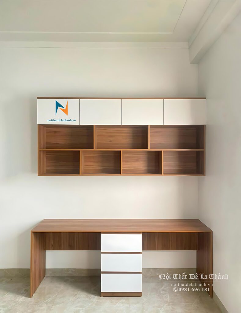 Chiếc bàn học đôi thiết kế cho 2 bé cấp 1 hoặc cấp 2, kích thước bàn dài 1m6, ở giữa là hộc ngăn kéo, giá sách treo 1m6x75cm, phối màu 388 và màu trắng, phong cách hiện đại