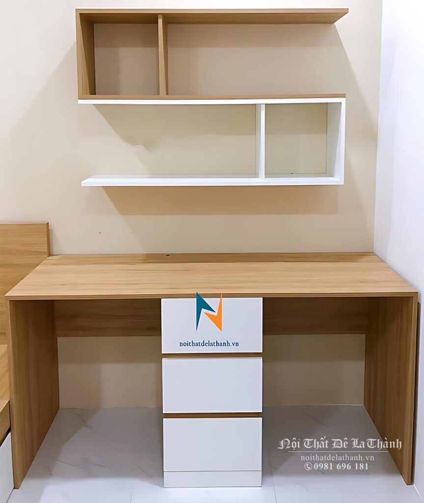 Chiếc bàn dài 1m4 chia thành 2 chỗ ngồi cho 2 bé với hộc tủ để đồ ở giữa, giá sách 1mmx60 hình chữ S, phối màu 388 và màu trắng