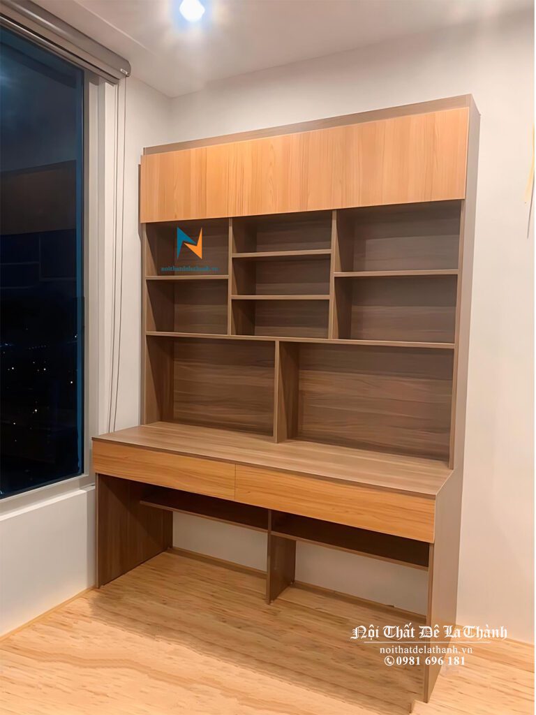 Chiếc bàn học siêu đẹp dành cho bé trai, kích thước 1m2x1m95, gỗ mdf, phong cách hiện đại, màu nâu đỏ, thiết kế kiểu bàn học liền giá sach