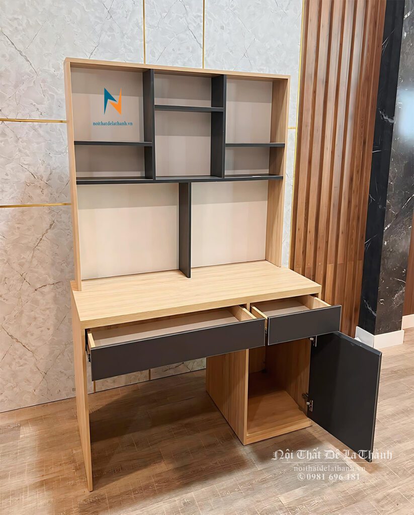 Những chiếc bàn để học đa năng mang lại nhiều tiện dụng cho học sinh: ngồi học, cất giữ sách vở, ngăn kéo và hộc tủ có thể cất giữ các đồvật cá nhân
