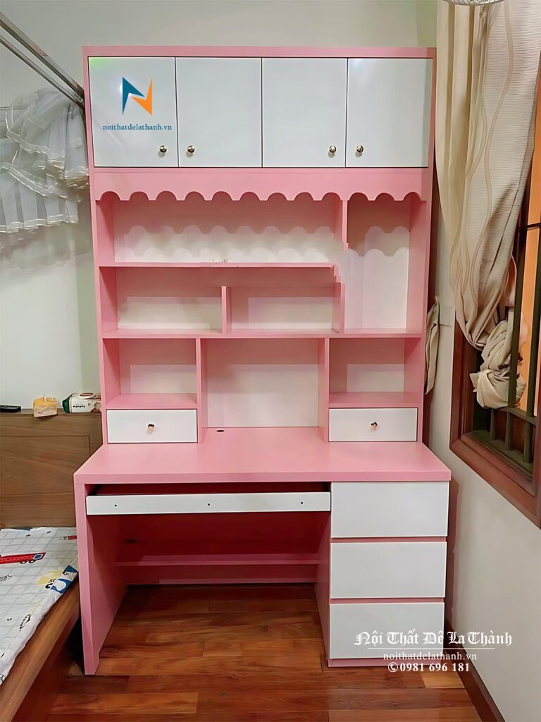 Bàn theo màu sắc: các bé trai ưa dùng chiếc bàn học màu xanh, các bé gái lại thích chiếc bàn học màu hồng