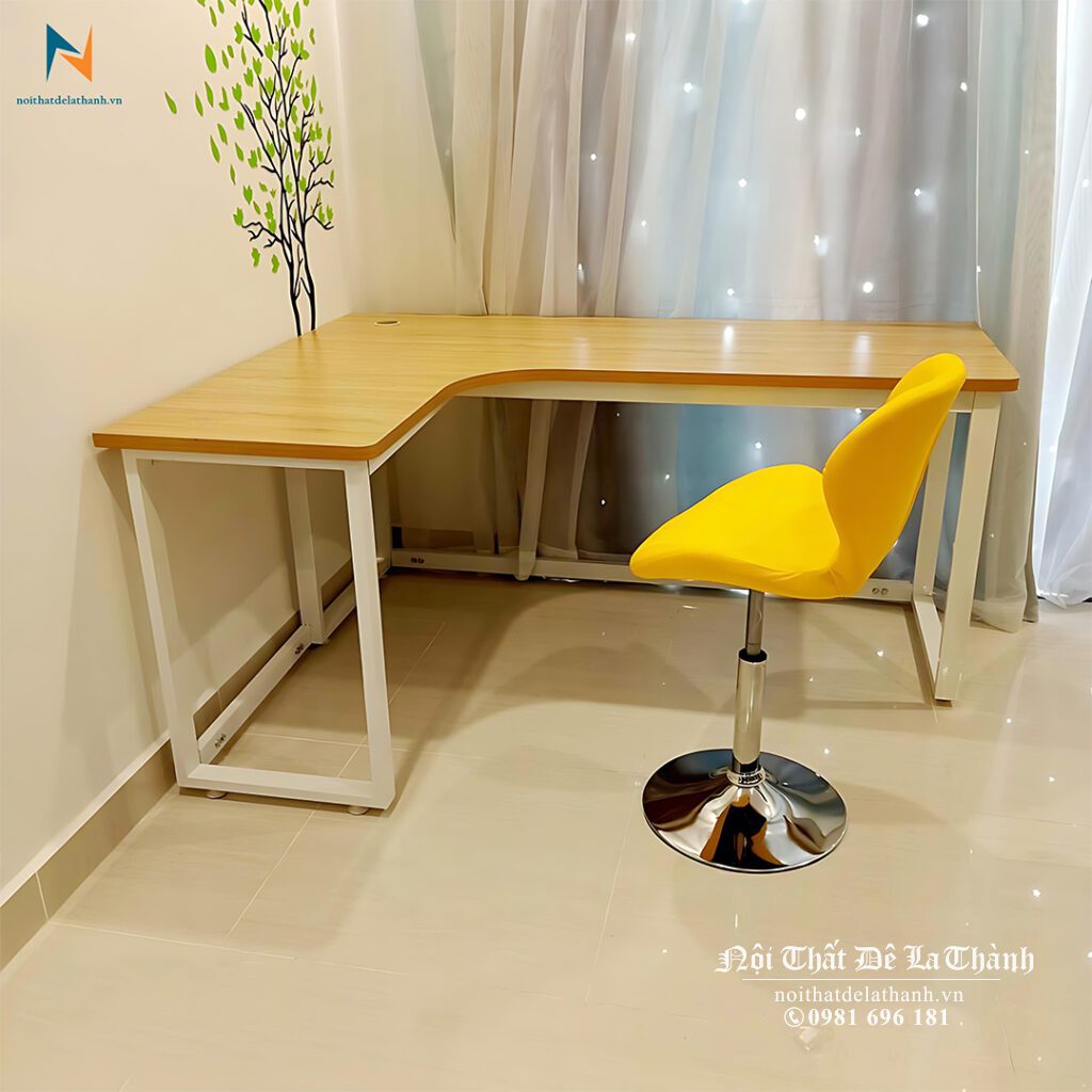 Chiếc bàn chân sắt màu sắc chữ L, mặt bàn gỗ màu vàng, 1 vế dài 60cm, 1 vế dài 80cm, phong cách tối giản hiện đại