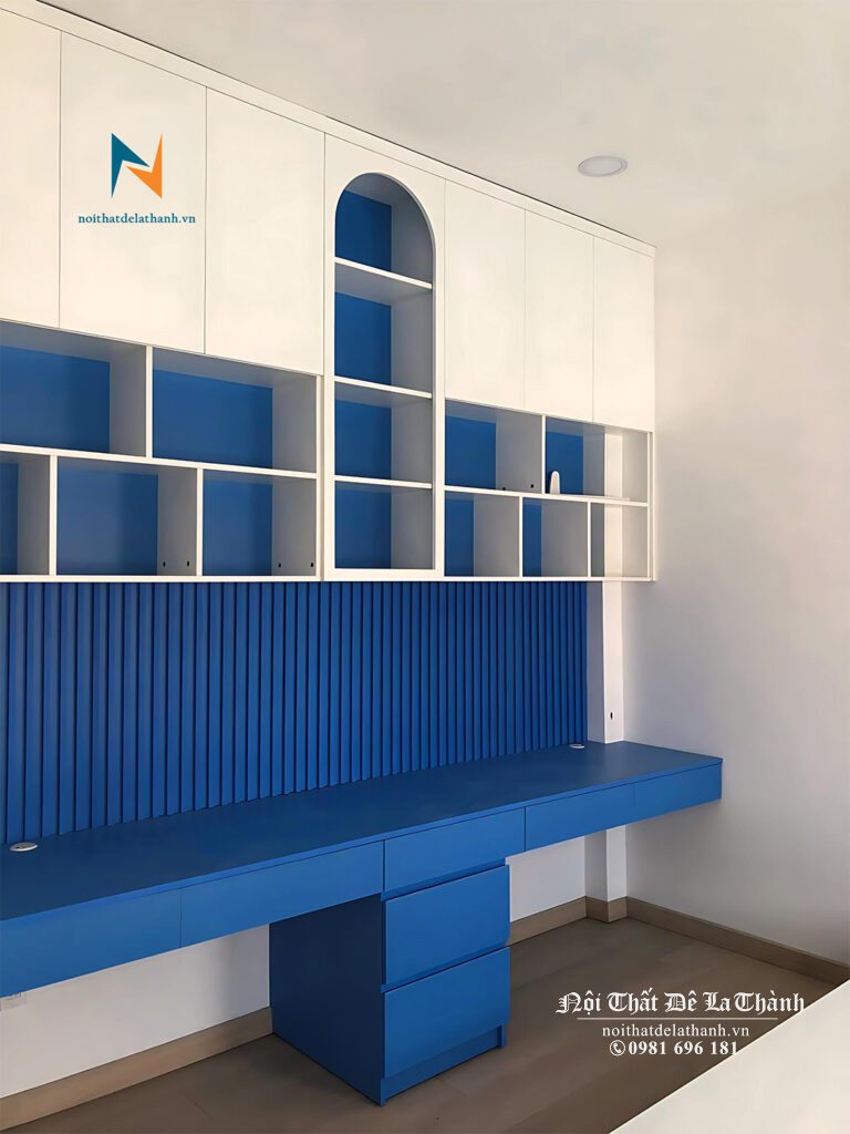 Bàn ghế học sinh là chiếc bàn (thường đi kèm với giá sách) dùng cho mục đích học tập của học sinh, sinh viên