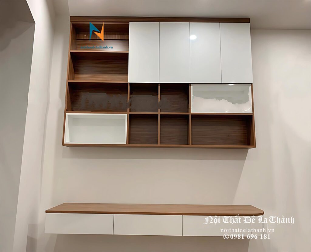 Chiếc bàn học treo dành cho học sinh cấp 3, bàn dài 1m2, giá sách treo 1m2x80cm, phối màu gỗ nâu pha màu cánh trắng