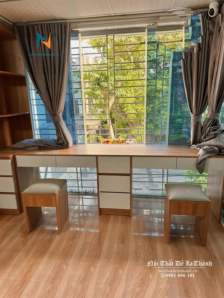 Hướng ra cửa sổ là hướng ưu tiên nhất trong việc chọn hướng kê bàn, nhằm tận dụng ánh sáng tự nhiên. Ảnh: Bàn học cho 2 bé trai