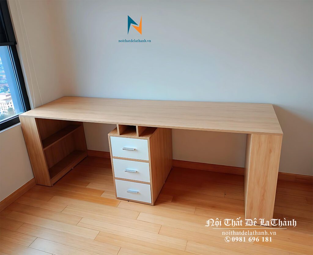 Chiếc bàn học đôi thiết kế theo phong cách bàn làm việc dành cho 2 bé trai cấp 3, dài 2m, bàn học không có giá sách treo, thiết kế 2 giá sách nhỏ ở 2 đầu cột 2 bên bàn, bàn màu gỗ vàng nhạt, 3 mặt ngăn kéo màu trắng