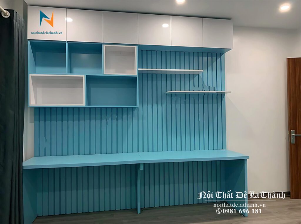 Chiếc bàn học thiết kế, kích thước 2m4x2m6, phối 2 màu xanh và trắng, dành cho 2 bạn