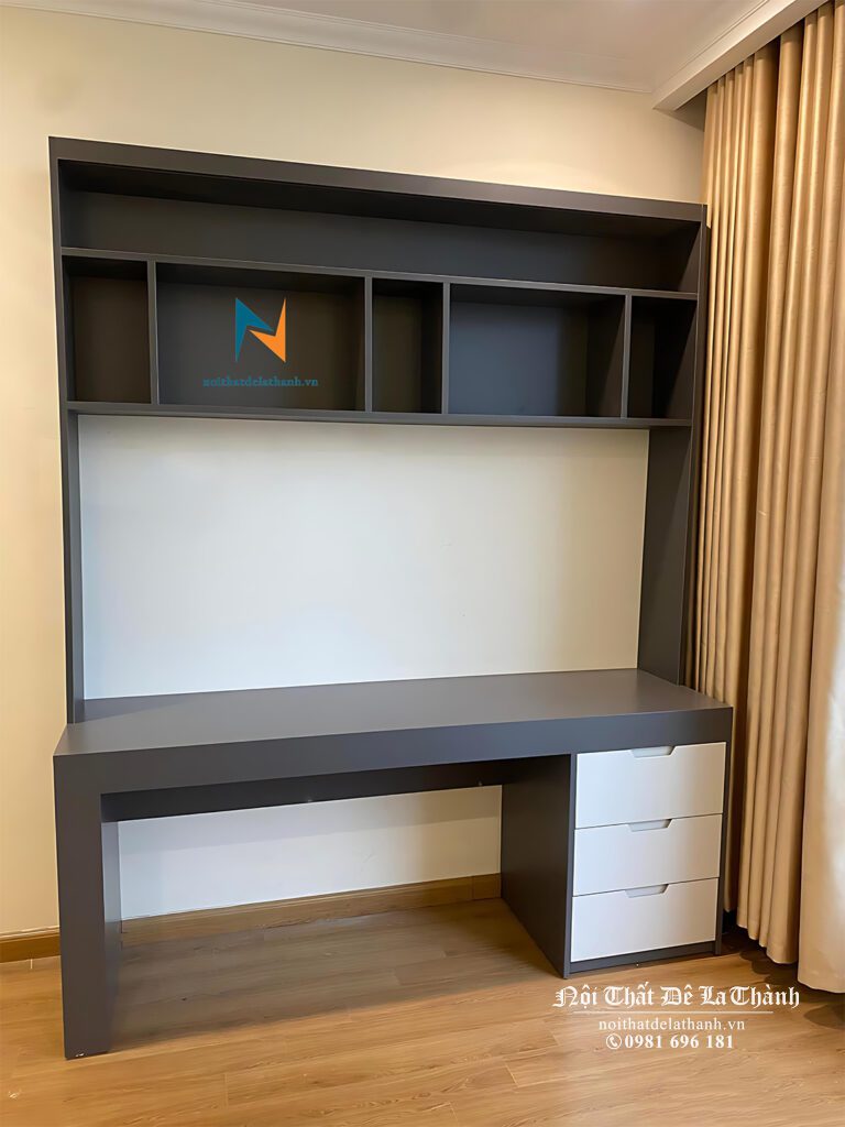 Chiếc bàn phong cách hiện đại dành cho bé trai, kích thước 1m2x1m55, phối màu chì và màu trắng, kiểu bàn liền giá sách, hộc có 3 ngăn kéo dùng để bé để đồ