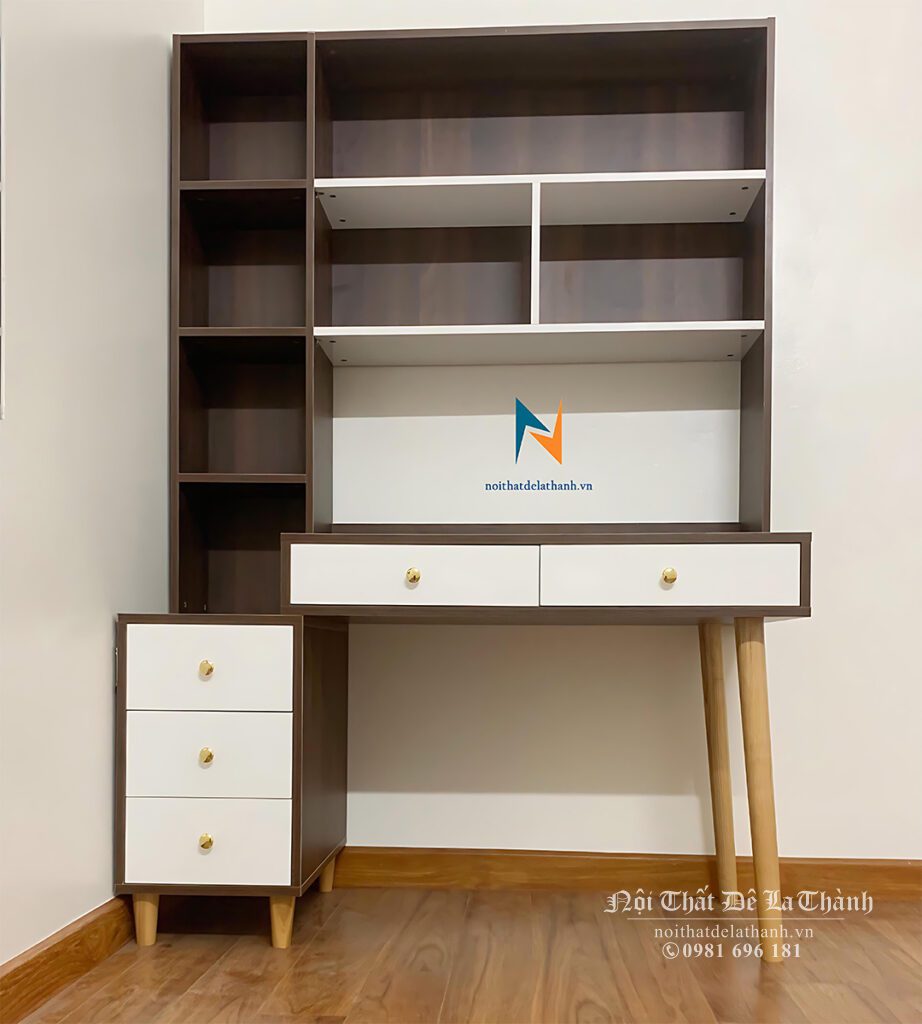 Chiếc bàn học thiết kế liền giá sách dành cho bé trai, kích thước 1m2x1m5, có 2 chân sồi dài, phối 2 màu gỗ tối và ngăn kéo màu trắng