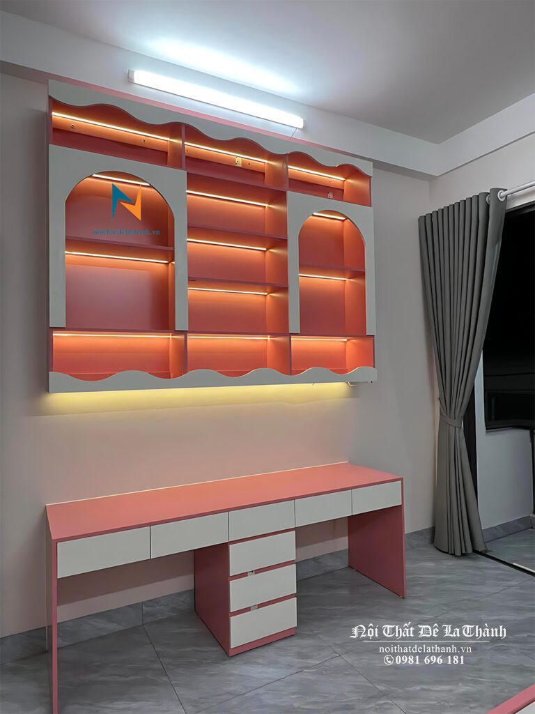 Chiếc bàn học đôi 2m, giá sách 2mx1m40 kịch trần, thiết kế cho 2 bé gái cấp 2, phối 2 màu hồng và trắng rất xinh
