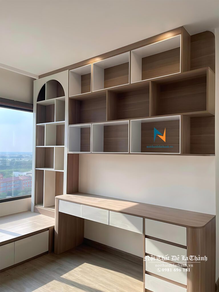 Chiếc bàn học sinh kèm giá sách dành cho nam sinh cấp 3, lắp đặt tại chung cư, kích thước 1m2, giá sách cao kịch trần, phối màu gỗ nâu và màu cánh trắng rất đẹp