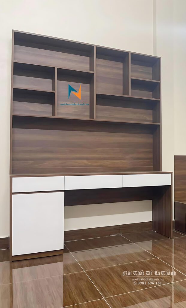 Chiếc bàn học liền giá sách khổ lớn với kích thước 1m2x1m95 dành cho nam sinh PTTH, hộc tủ thiết kế bên trái chỗ ngồi, giá sách tạo hình với các ô to nhỏ khác nhau